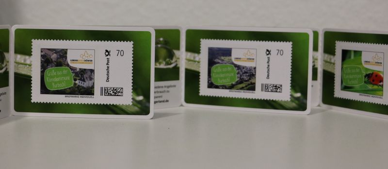 Drei eigene Briefmarken hat die Gemeinde Burbach herausgegeben. Ab sofort sind die kleinen Werbeträger im Bürgerbüro der Gemeinde erhältlich. (Foto: Gemeinde Burbach)