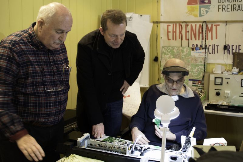 Beim letzten „Repaircafé“ in diesem Jahr schaute Bürgermeister Steffen Mues den ehrenamtlichen „Reparateuren“ über die Schulter: Die Experten bekamen viele alte ‚Schätzchen‘ wieder ans Laufen. (Foto: Verein ALTERAktiv)