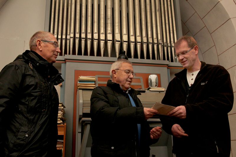 v.l.n.r.: NGV-Präsident Hubert Groos, Dieter Bruch, Vorsitzender des NGV-Männerchores, und Pastor Lothar Schulte. (Foto: Verein)