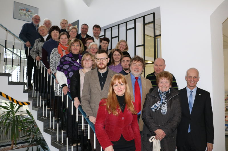 Eine Gruppe der Diakonie aus Lettland war jetzt unter anderem in Burbach zu Gast. Bürgermeister Christoph Ewers begrüßte die Besucher im Rathaus. (Foto: Gemeinde Burbach)