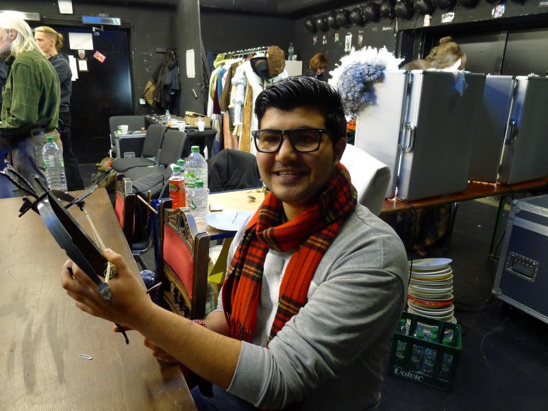 Jan Hamshoro auf der Seitenbühne bei der Vorbereitung einer Vorstellung
