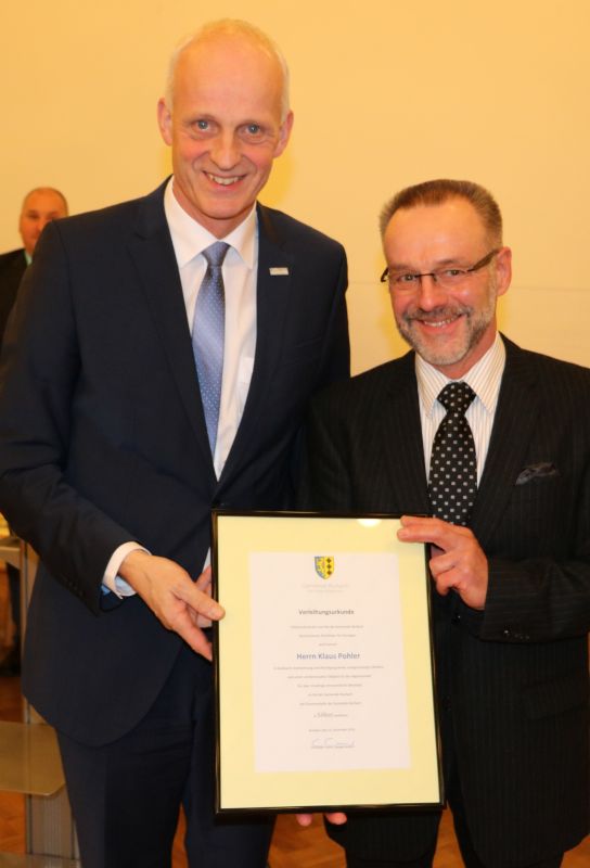 Für die 10-jährige Mitgliedschaft im Rat der Gemeinde Burbach erhielt Klaus Pohler die Ehrenmedaille in Silber nebst Urkunde von Bürgermeister Christoph Ewers überreicht. (Foto: Gemeinde Burbach)