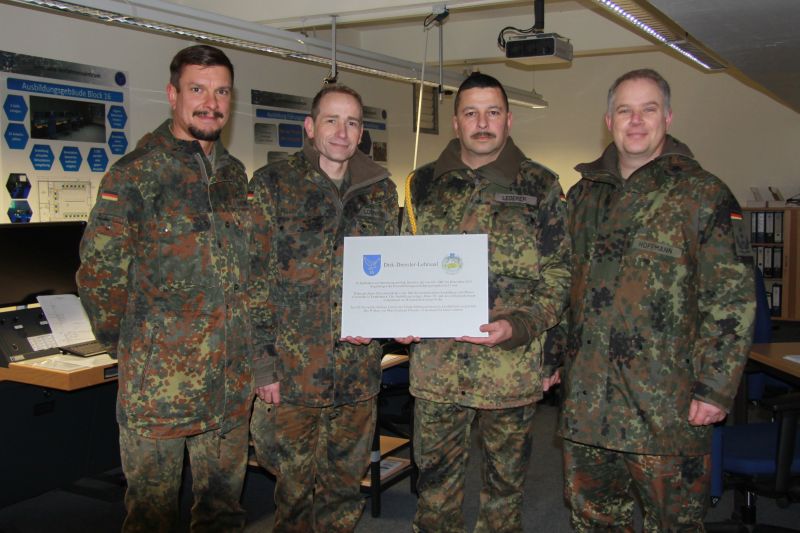 Hier wird die Tafel einen Ehrenplatz erhalten. Das freut Major Matthias Heinle, Oberstleutnant Nicolas Loerkens, Oberstabsfeldwebel Jörg Lederer und Oberst Lars Hoffmann. 