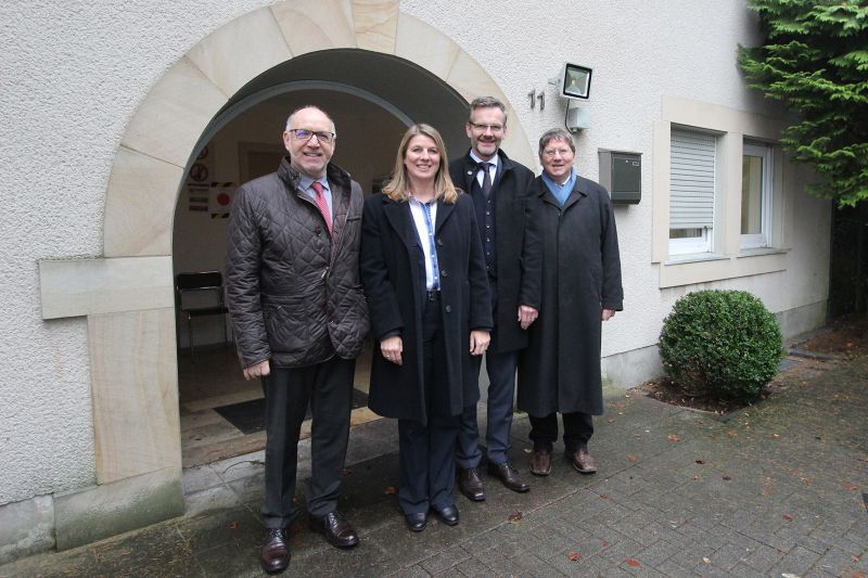 Ein Jahr lang waren Flüchtlinge auf der Eremitage untergebracht. Thomas Griffig (Vorsitzender des Caritasverbandes Siegen-Wittgenstein), Wilnsdorfs Bürgermeisterin Christa Schuppler sowie Hans-Jürgen Winkelmann und Hubert Berschauer (beide St. Marien-Krankenhaus Siegen, vrnl.) zogen positive Bilanz. (Foto: Gemeinde Wilnsdorf)