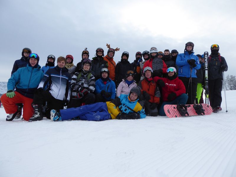 24 Schüler, eine Schülerin und zwei Lehrer des Berufskollegs Technik auf Skischulwoche im Zillertal während der Weihnachtsferien. (Foto: Berufskolleg Technik)