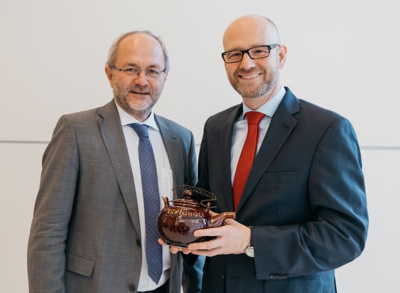 Volkmar Klein (l.) überreicht einen Siegerländer „Mäckes“ für das Konrad-Adenauer-Haus in Berlin an Dr. Peter Tauber. (Foto: Tobias Koch)