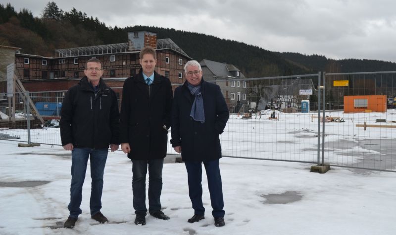 Der SPD-Landtagsabgeordnete Falk Heinrichs (r.) ließ sich in Arfeld von Waldemar Kiel (l.) und Volker Sonneborn (Mitte) über das Regionaleprojekt ‚Zentrum Via Adrina‘ informieren. (Foto: privat)