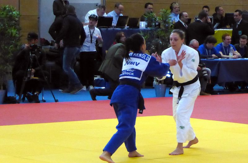 Nach 10 Sekunden war Julia Rotthoff (re.) gegen Susan Arnold aus Rostock bereits in Runde zwei. (Foto: Judofreunde)
