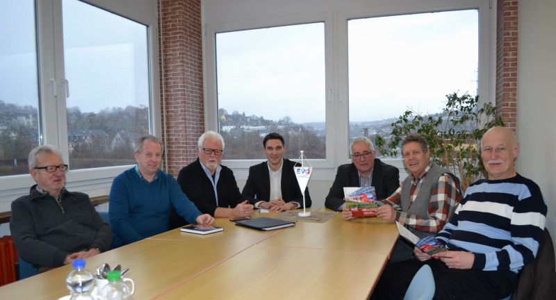 Führten ein Gespräch über aktuelle Fragen des Schienenverkehrs in Südwestfalen: (v.r.n.l.) Hermann Müller, Vorsitzender des EVG-Ortsverbands Südwestfalen, Willi Brase (MdB), Falk Heinrichs (MdL), Heiko Becker, Franz-Josef Mais, Norbert Profus und Hans-Ulrich Schumann. (Foto: SPD)