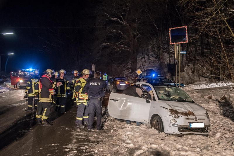 Komplett überschlagen hatte sich dieser Kleinwagen, die Fahrerin wurde glücklicher Weise nur leicht verletzt. (Foto: Feuerwehr)