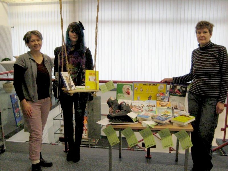 Katharina und Petra Christ übergeben eine Bücherspende der ADS/ADHS Selbsthilfegruppe Siegerland an Bibliothekarin Denise Meckel.
