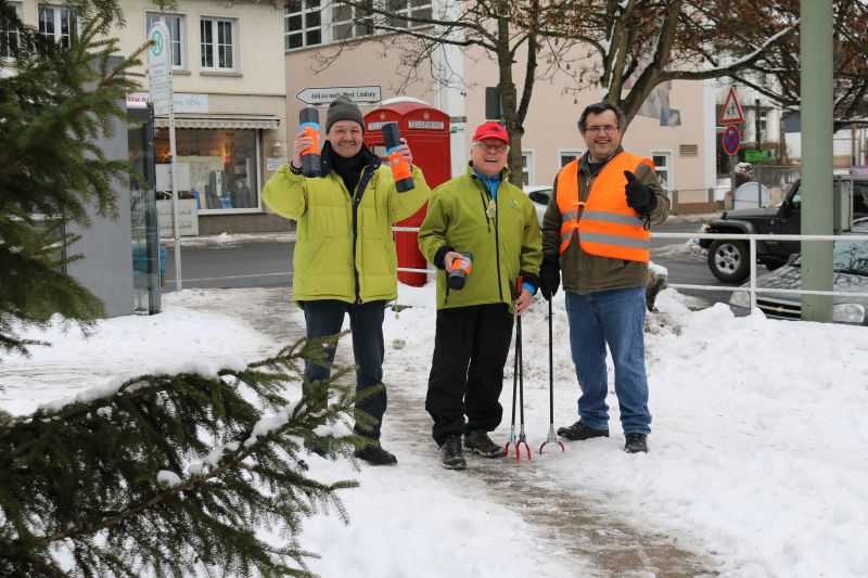 Rainer Schmenn, Reiner Capito vom Ehrenamt Sauberkeit und Paraskevas „Pari“ Keisoglov, der seitens der Gemeindeverwaltung den Bereich um das Rathaus sauber hält, sind auch bei widrigen Wetterbedingungen in Sachen Umweltschutz unterwegs. Foto Gemeinde Neunkirchen