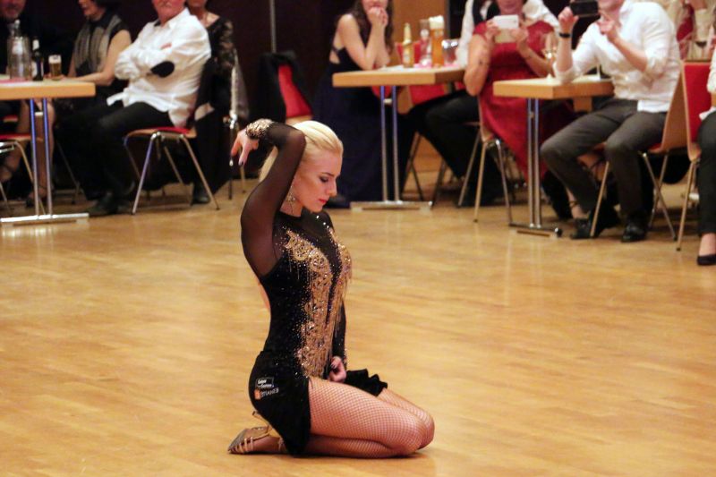 Profi-Tänzerin Anna Salita sorgte mit ihrem Partner Artur Balandin bei den Winterball-Gästen für „standing ovations“. (Fotos: Universität Siegen)