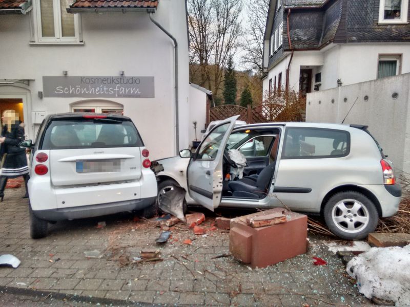 2017-02-02_Siegen-Dillnhütten_Pkw gegen geparkten Pkw_Foto_Hercher_2