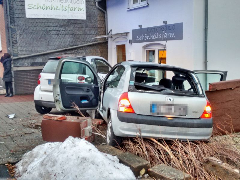 2017-02-02_Siegen-Dillnhütten_Pkw gegen geparkten Pkw_Foto_Hercher_7