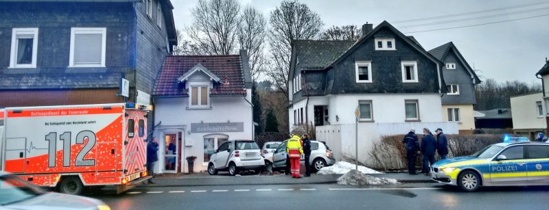 2017-02-02_Siegen-Dillnhütten_Pkw gegen geparkten Pkw_Foto_Hercher_9
