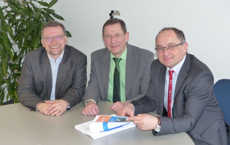 Bürgermeister Holger Menzel (r.) stellte zusammen mit Kämmerer Udo Hoffmann (M.) und Baudezernent Michael Kleber (l.) die Haushaltsplanung 2017 der Stadt Hilchenbach vor. (Foto: Stadt Hilchenbach)