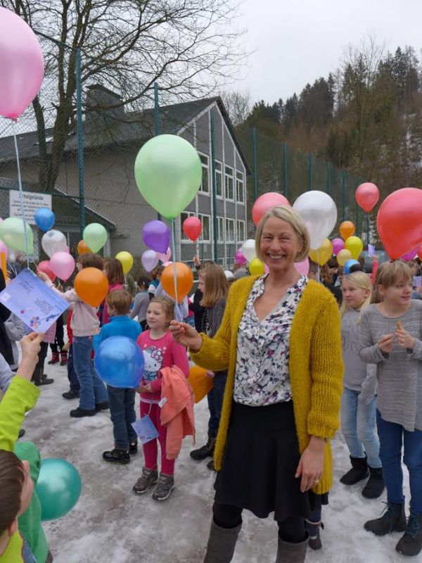 Lehrer, Eltern und Kinder verabschieden sich von ihrer Schulleiterin Hildegard Grisse (Foto: Eiserner Schule)