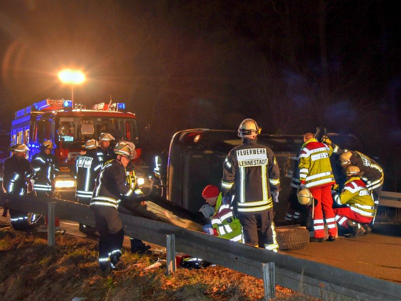 Schwerer Verkehrsunfall mit eingeklemmter Person (Foto: Feuerwehr)