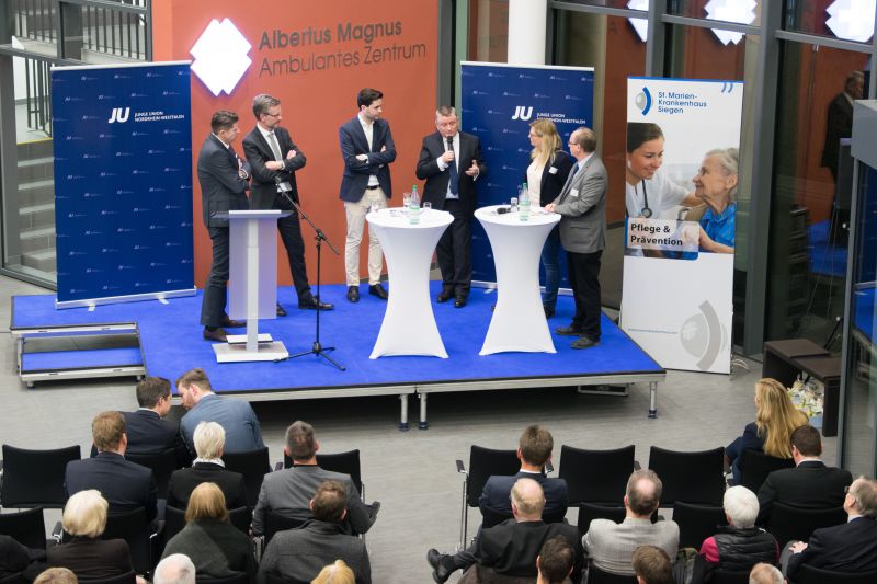 Der Bundesgesundheitsminister stellt sich der Diskussion. Auf dem Podium (v.l.): Dr. Oliver Haas, Hans-Jürgen Winkelmann, Johannes Winkel, Hermann Gröhe MdB, Andrea Klausing, Bernd Brandemann.