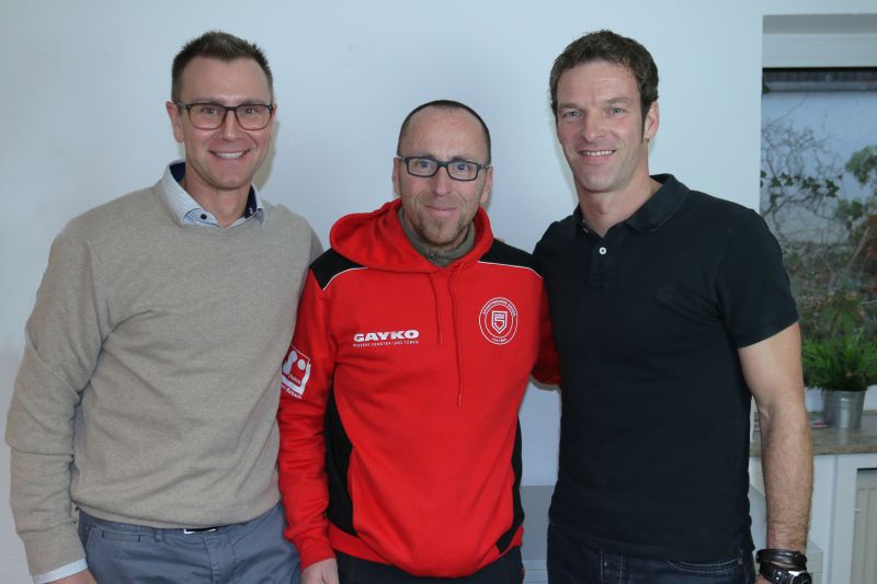 Siegens Sportlicher Leiter Daniel Steuernagel (links) und Sport-Vorstand Andreas Krämer (rechts) freuen sich mit Bernd Schumacher über die Fortsetzung des "Magolves". (Foto: Sportfreunde Siegen)