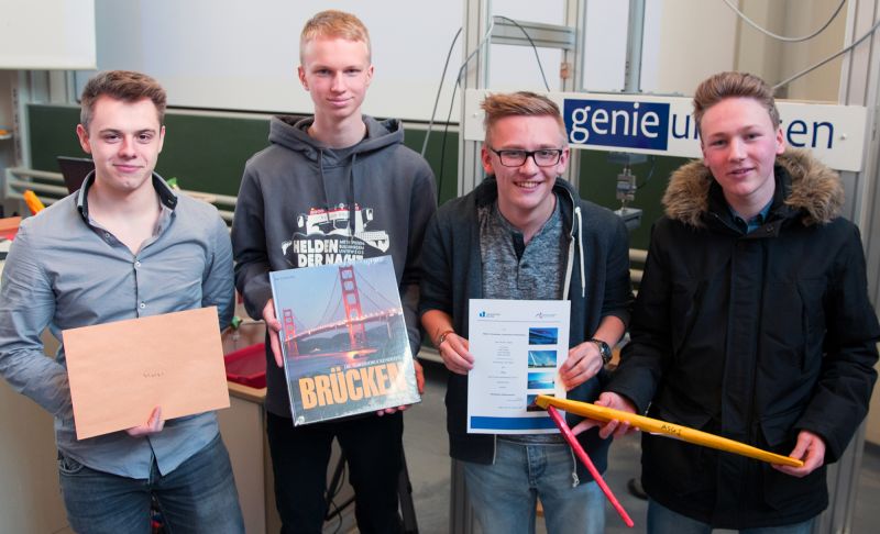  Die Schüler vom Albert-Schweitzer-Gymnasiums Plettenberg bauten die robusteste Papierbrücke und gewannen den Wettbewerb.