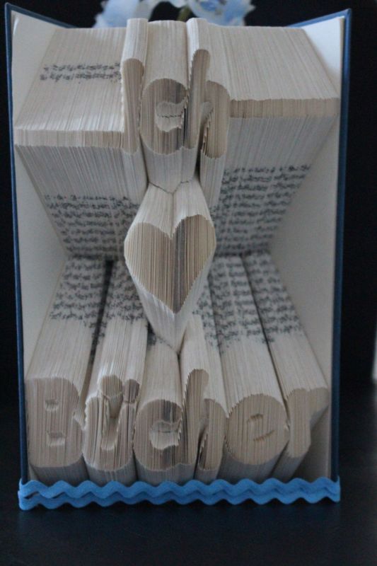 3-D-Buchfaltkunst in der Stadtbücherei Bad Berleburg (Foto: Stadt Bad Berleburg)