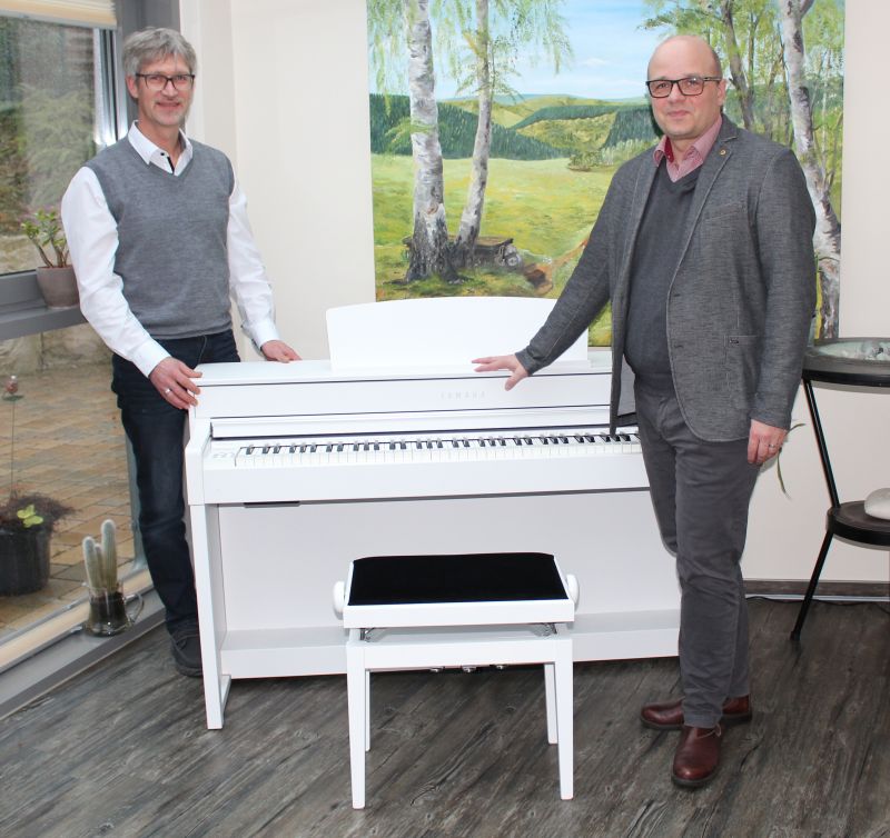 Mit einem nagelneuen E-Piano unterstützt der Lions Club Siegen-Rubens das Projekt „Musik schenken“ im Ev. Hospiz Siegerland. Einrichtungsleiter Burkhard Kölsch (links) und Club-Präsident Dr. Peter Weib freuen sich. Foto: Diakonie in Südwestfalen gGmbH