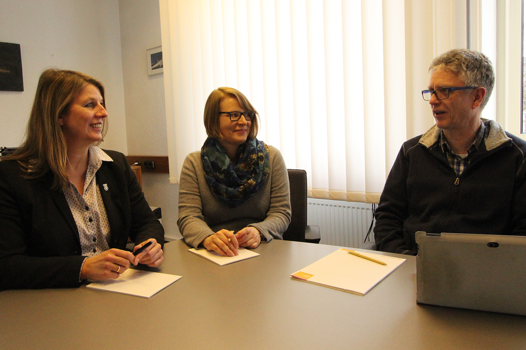 Wilnsdorfs Bürgermeisterin Christa Schuppler und Klimaschutzmanagerin Kerstin Riester ließen sich von VZ-Energieberater Joachim Weid berichten, welche Fragen die Wilnsdorfer in Sachen Energieeinsparung und Gebäudesanierung bewegen (vlnr.). Foto: Geimeinde Wilnsdorf