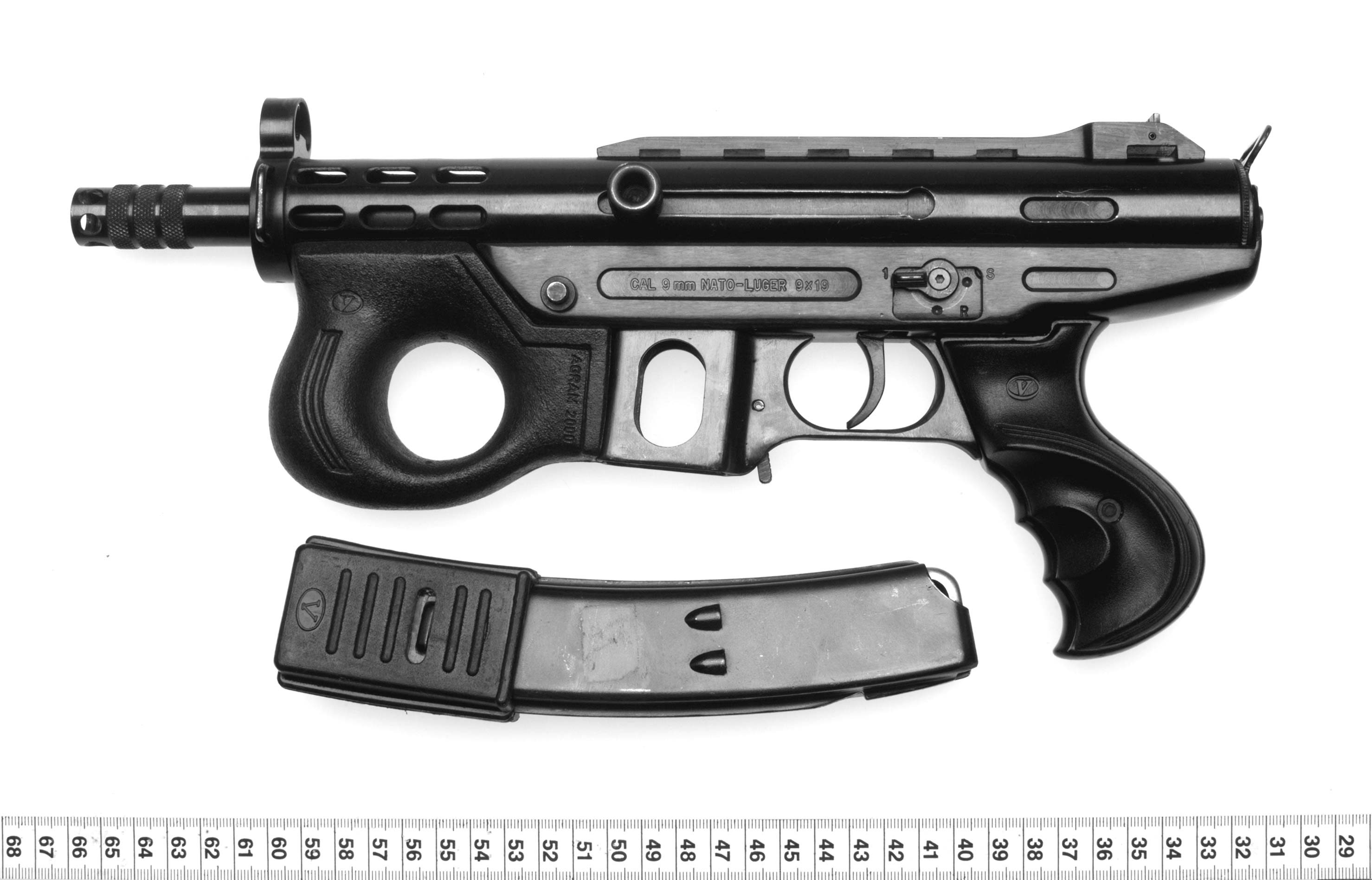 Die Maschinenpistole (Foto 1 ohne Schalldämpfer, Foto 2 mit Schalldämpfer) wurde in der Vergangenheit meist in einer Transporttasche verkauft, die in der Szene wegen ihrer auffälligen Form auch "Schweinchen" genannt wird. (Fotos: Polizei)