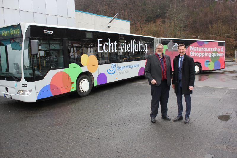Landrat Andreas Müller hat den „Echt vielfältig“-Bus jetzt gemeinsam mit VWS-Chef Klaus-Dieter Wern auf die Fahrt geschickt. (Foto: Kreis)