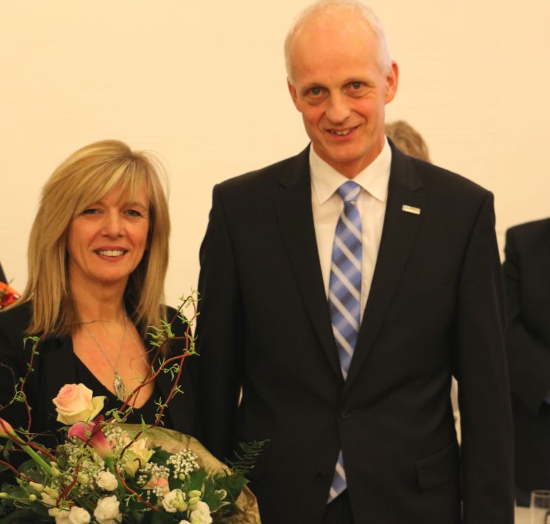 Heide Heinecke-Henrich ist die neue erste stellvertretende Bürgermeisterin der Gemeinde Burbach. Glückwünsche zu dem neuen Ehrenamt gab es von Bürgermeister Christoph Ewers. (Foto: Gemeinde Burbach)