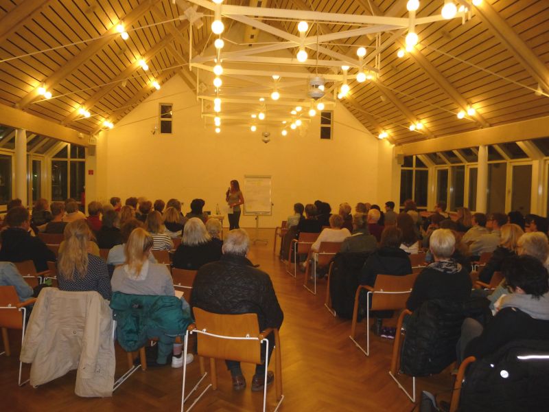 Rund 90 Zuhörer waren in das Burbacher Bürgerhaus gekommen, um von Referentin Kristin Berghäuser zu erfahren, ob man Glück essen kann. (Foto: Gemeinde Burbach)