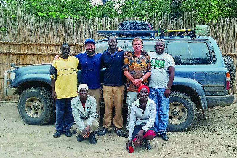 Abschiedsfoto mit lokalen HelferInnen im Projekt: Konstantin Aal (2. v.l.) und Dr. Helmut Hauptmeier (2. v.r.) von der Universität Siegen sind gerade von einem dreiwöchigen Forschungsaufenthalt im Okavango-Delta zurückgekehrt. (Foto: Universität Siegen)