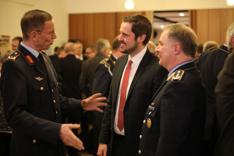 Brigadegeneral Burkhard Pototzky (l.) im Gespräch mit Bürgermeister Henning Gronau (m.) und Oberst Lars Hoffmann (r.). Foto: Daniel Heinen 