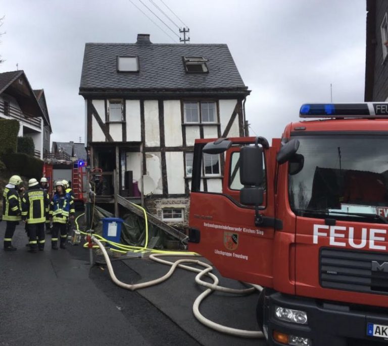 Feuerwehr rettet drei Hunde aus Gebäude wirSiegen das Siegerland