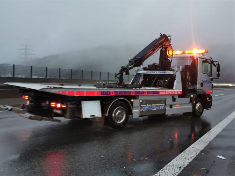 Plastikbehälter sorgt für Verkehrsunfall mit hohen Sachschaden auf der