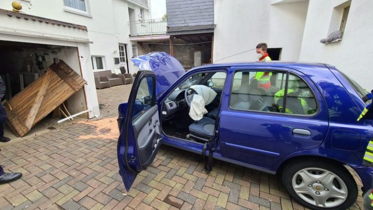 Senior verliert in Einfahrt Kontrolle über sein Fahrzeug und knallt in