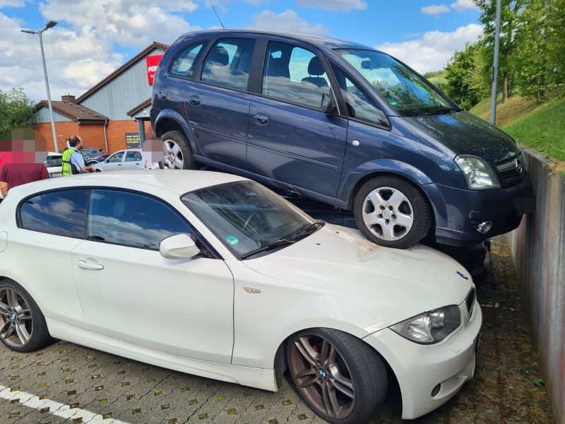 Opel Meriva auf Abwegen: Geister-Auto parkt auf zwei Fahrzeugen