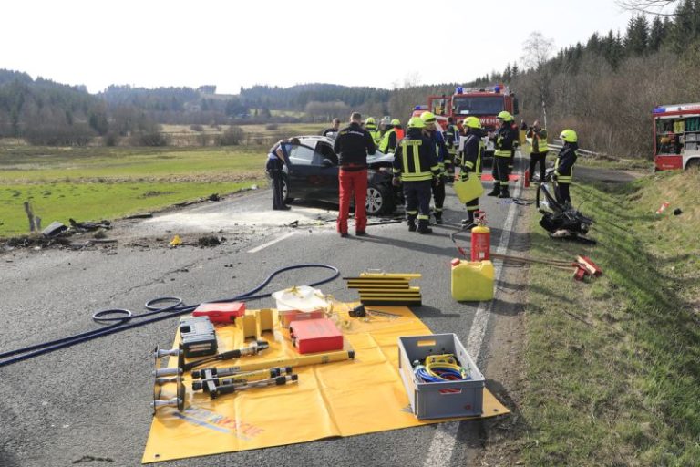 Schwerer Unfall Auf B62 Bei Altenteich: Pkw Kracht Gegen Baum ...